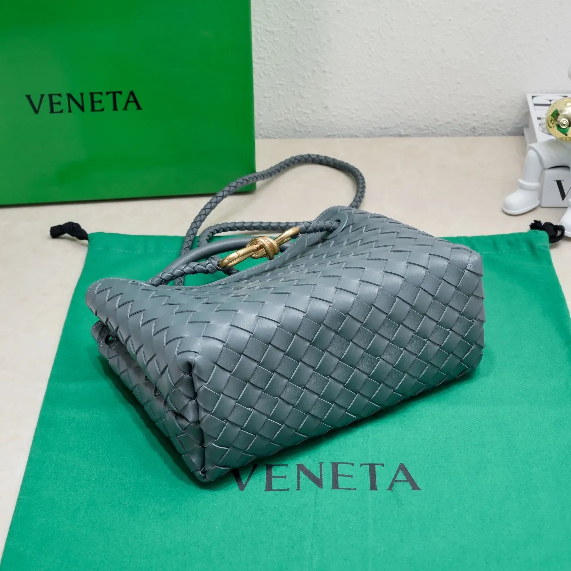 Batch 1860 B's 2023 spring and summer new model continues the brand's woven style with detailed metal knot switch buckles. This time, the shoulder straps are also made into tube weaves, showing different craftsmanship. The carrying method is versatile to create more different looks. Intrecciato woven leather small handbag, equipped with sliding crossbody strap. Internal compartments, including 1 zipper pocket and 2 open pockets with magnetic buckle closure. Size: 25*20*10cm, model: 7463#